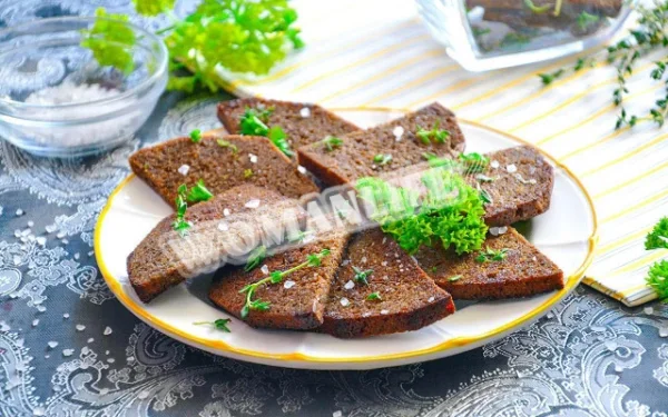 Грінки з чорного хліба з часником на сковороді