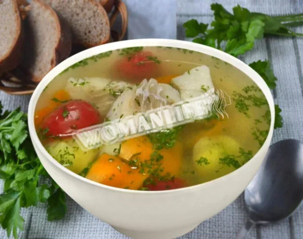 Юшка з щуки з помідорами