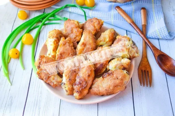 Курячі крильця в клярі на сковороді