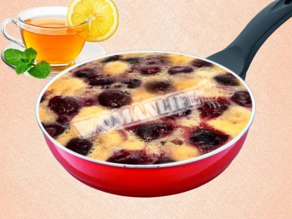 Клафуті з вишнею на сковороді