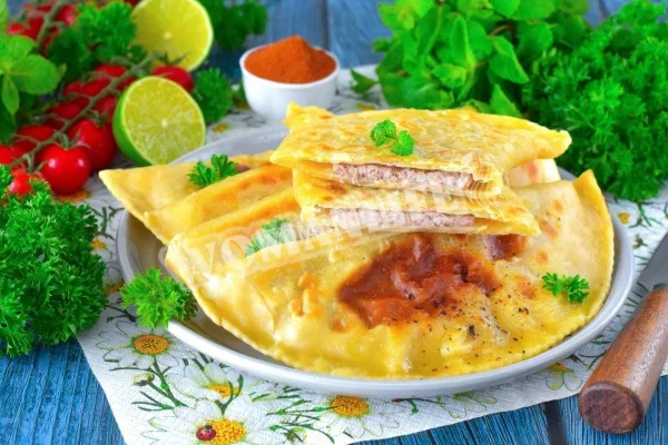 Кутаби з м'ясом по-азербайджанськи на сковороді