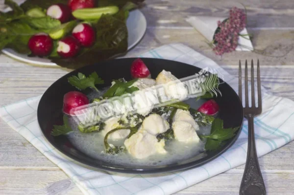 Куряче філе, тушковане з брокколі у вершках