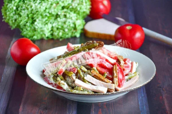 Салат з шинкою, помідорами, грінками і квасолею