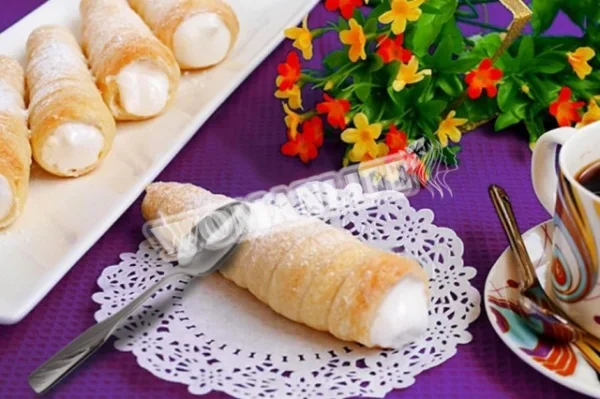 Листкові трубочки з білковим кремом