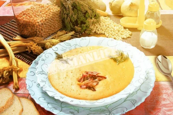 Горохове пюре з копченими свинячими ребрами