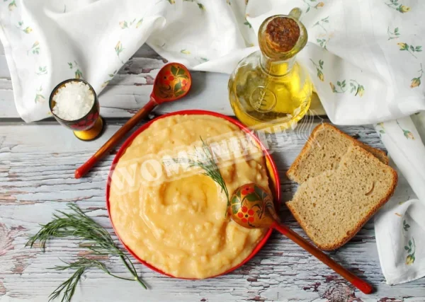 Горохове пюре в каструлі