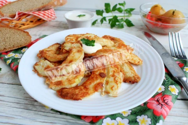 Кабачки в клярі на сковороді з часником і яйцем
