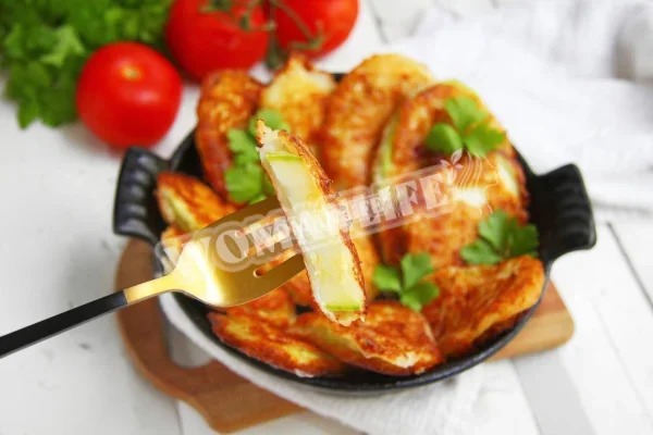 Кабачки в клярі з сиром на сковороді