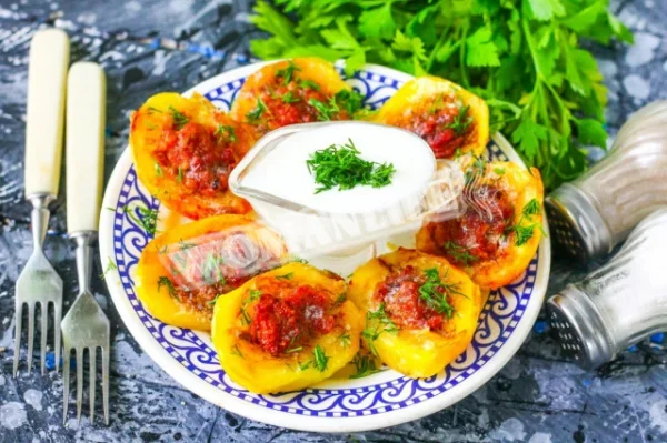 Картопля, фарширована фаршем в духовці
