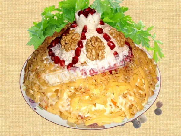 Салат Шапка Мономаха з копченостями