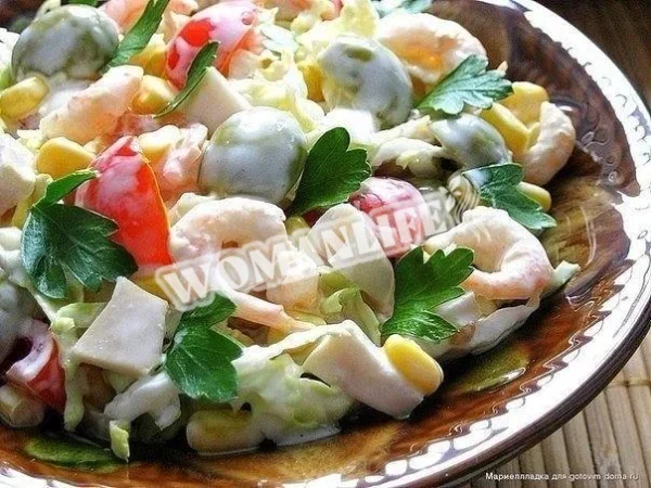 Салат з креветками, кальмарами, оливками і кукурудзою
