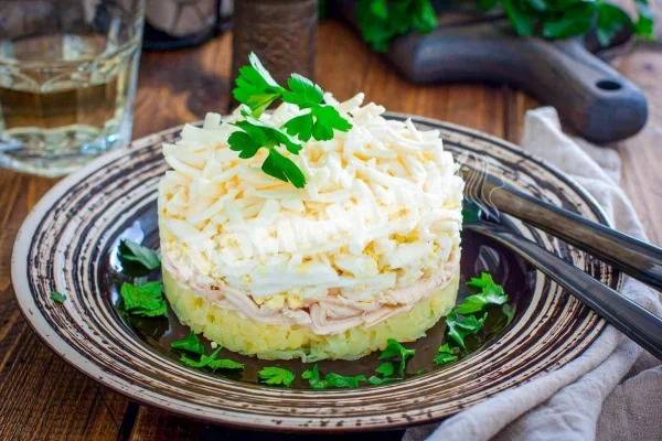 Салат з плавленим сиром і куркою