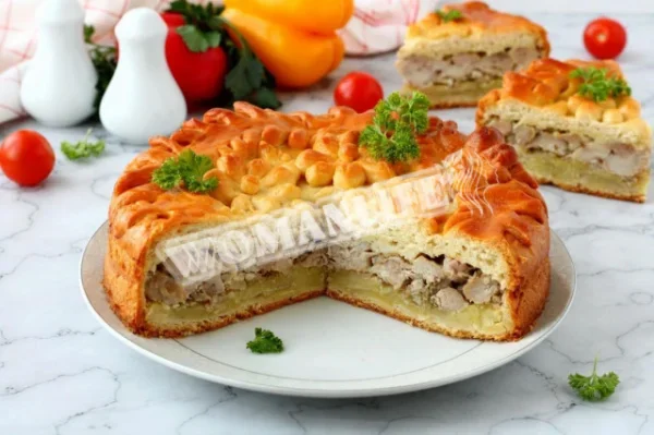Дріжджовий пиріг з м'ясом і картоплею