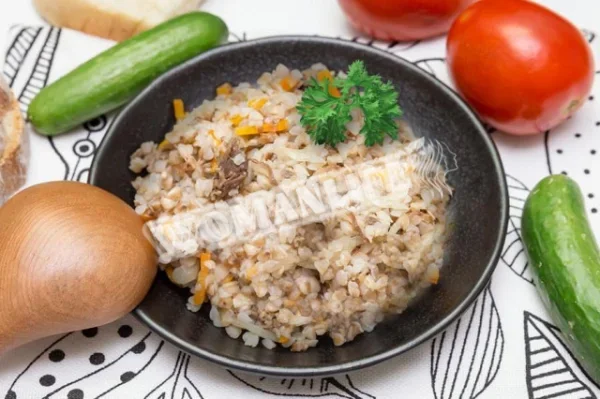 Гречка з тушонкою на сковороді
