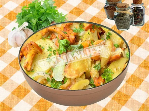 Лисички з картоплею та курячим філе