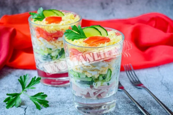 Салат-коктейль з шинкою, сиром і огірками