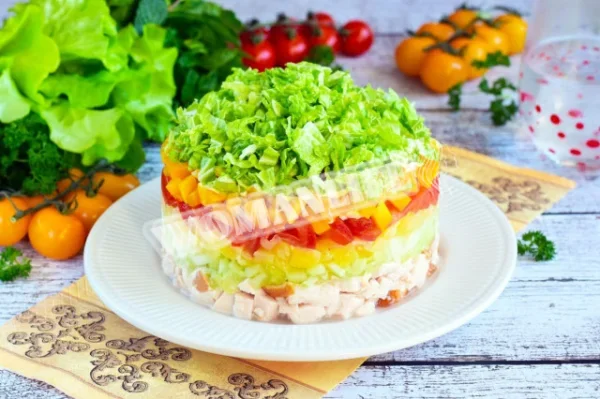 Багатошаровий салат з копченою куркою