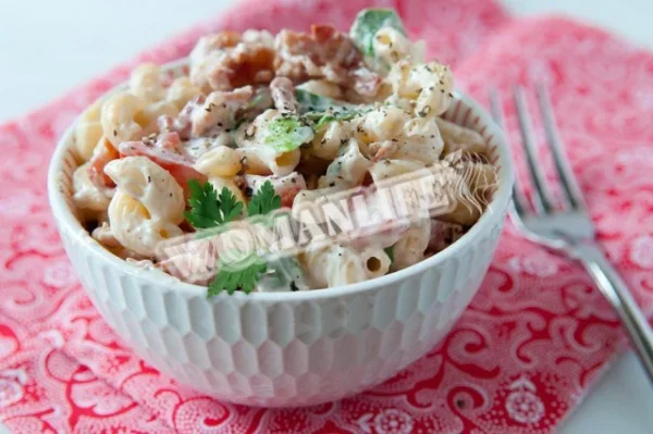 Салат з ріжками макаронів і беконом