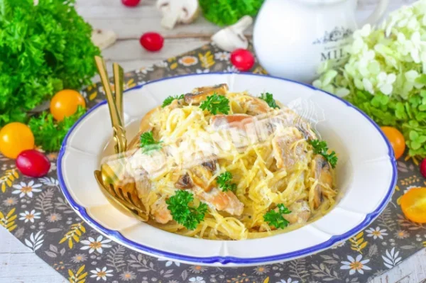 Паста з курячим філе на сковороді у вершковому соусі