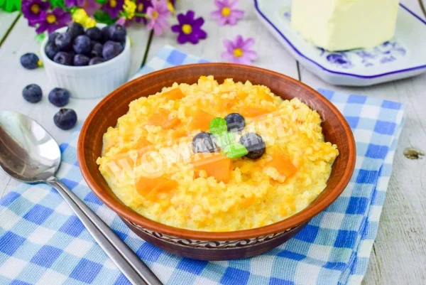Пшоняна каша з гарбузом на сковороді на плиті