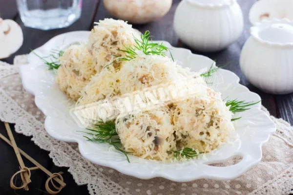 Салат Рафаелло з куркою і грибами