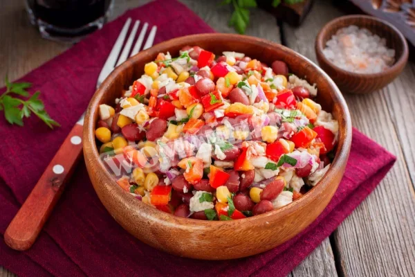 Салат з консервованою червоною квасолею і куркою