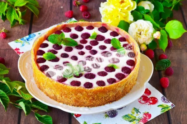 Пиріг з малиною і сиром