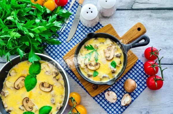 Жульєн з грибами і сиром на сковороді