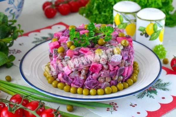 Салат Віолетта з буряком і маринованими огірками