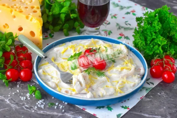 Кальмари в сметанному соусі на сковороді