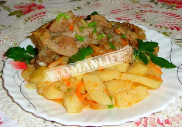 Качка тушкована з картоплею
