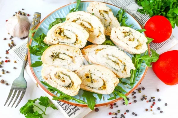Курячий рулет з сиром в духовці