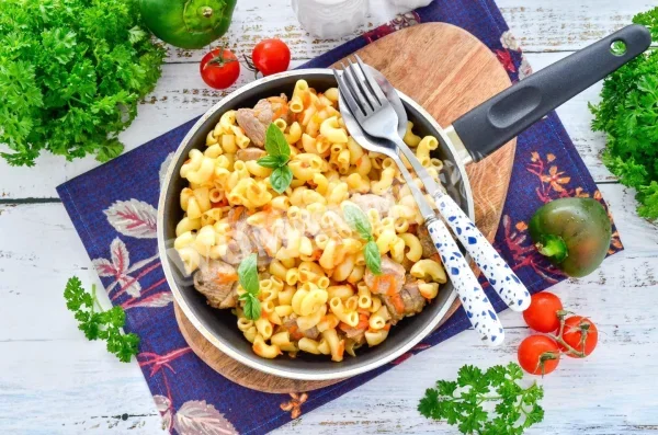Ріжки з м'ясом на сковороді