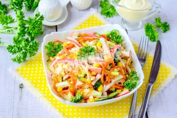 Салат з корейською морквою і крабовими паличками