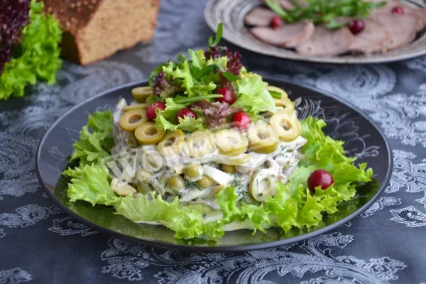 Салат з язиком і солоними огірками