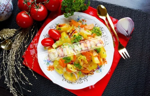Картопля капуста морква цибуля тушкована