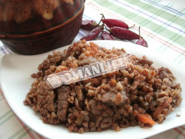 Гречка з м'ясом і грибами в горщику