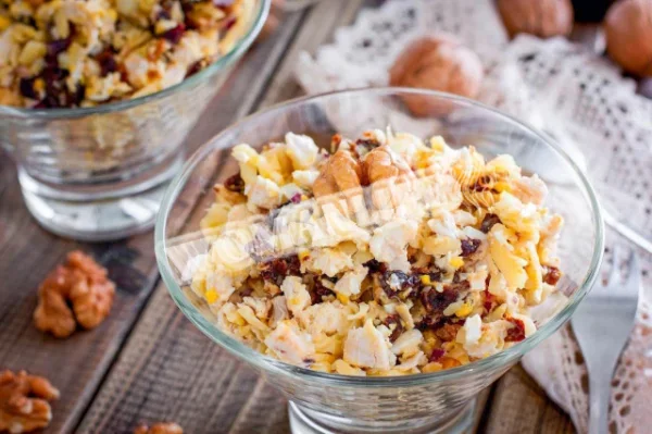 Салат з куркою, чорносливом, сиром і волоськими горіхами
