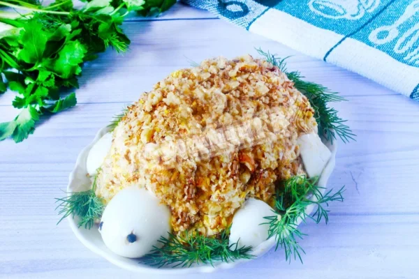 Салат «Черепаха» з копченою куркою і волоськими горіхами