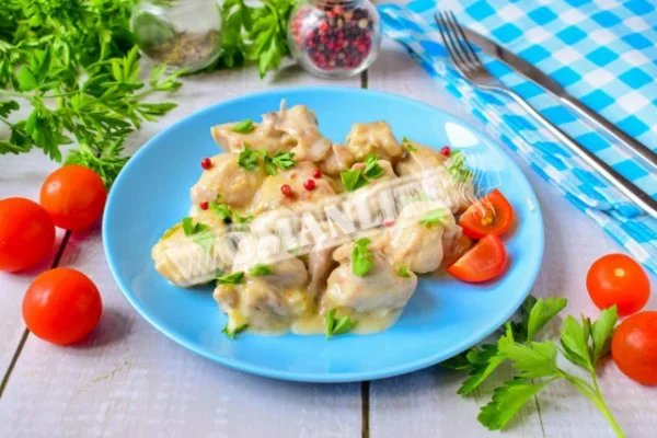 Курка в сметанному соусі на сковороді
