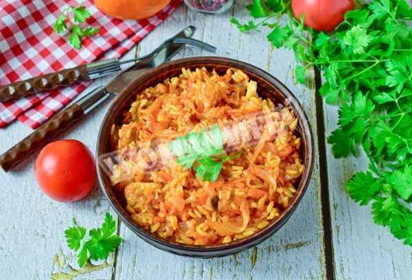 Капуста з рисом і м'ясом, тушкована на сковороді