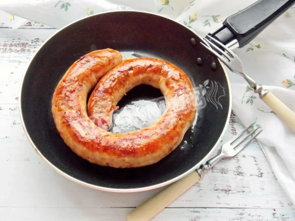 Домашня ковбаса смажена на сковороді