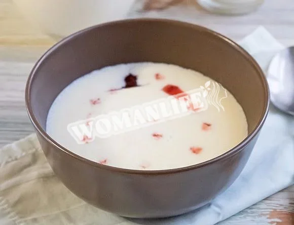 Солодка рідка манна каша на молоці