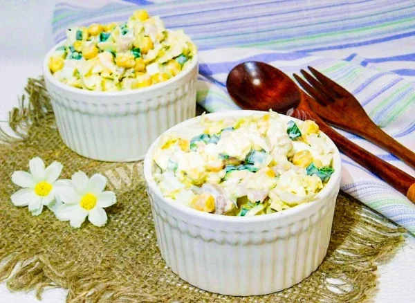 Салат з курки з пекінською капустою і кукурудзою