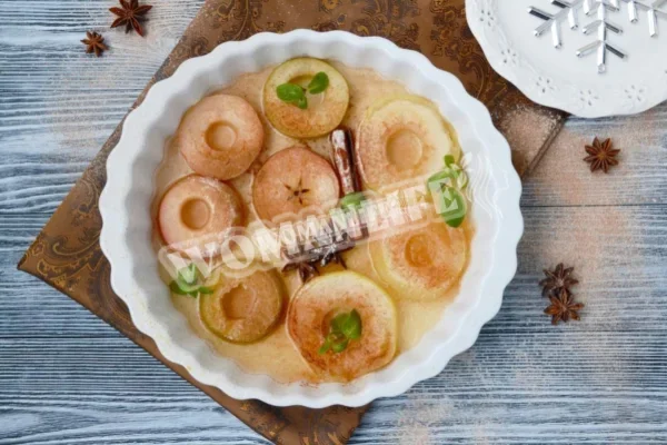 Яблука, запечені шматочками в духовці з корицею і сиропом