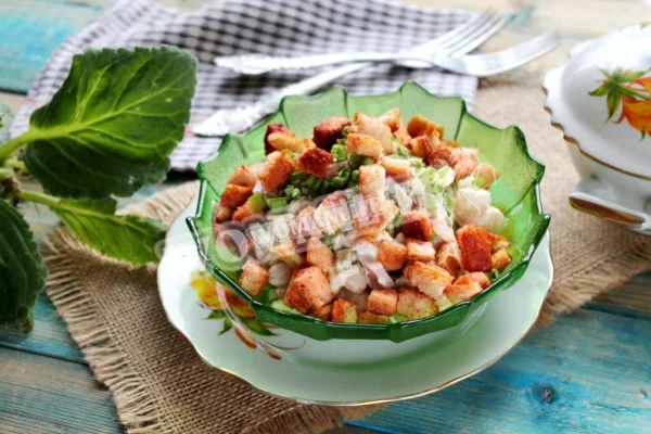 Салат з квасолею, кирієшками і ковбасою