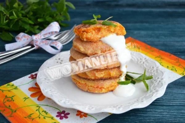 Сирники з морквою і сиром на сковороді