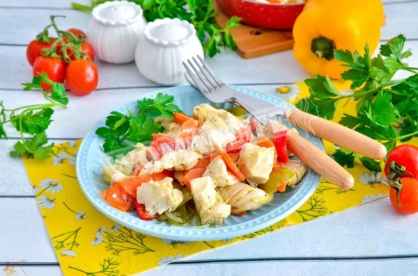 Тушкована курка на сковороді з морквою і цибулею