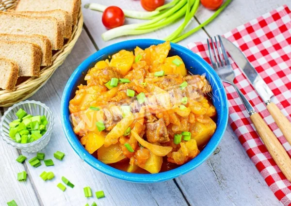 Рагу з капустою, картоплею і м'ясом
