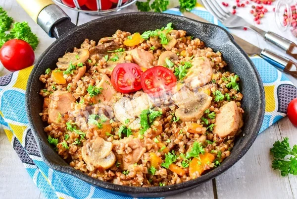 Гречка з куркою і грибами на сковороді